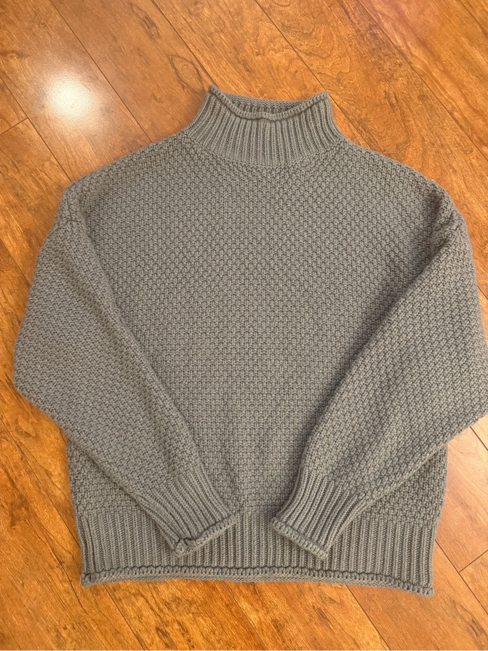 Women’s medium Grey turtleneck sweater with a classic look #knitwear